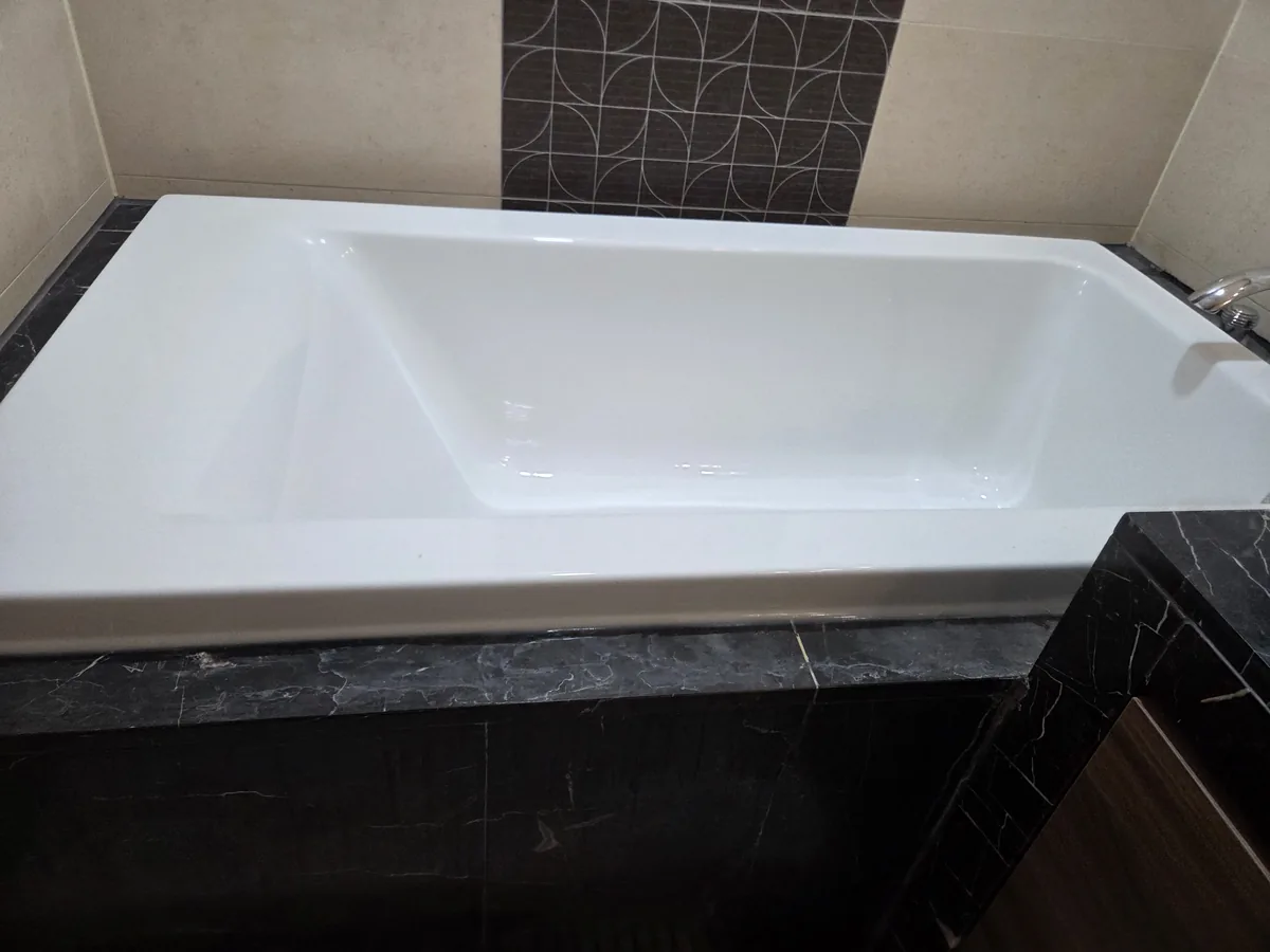 욕조 시공 시공을 마친 욕조
