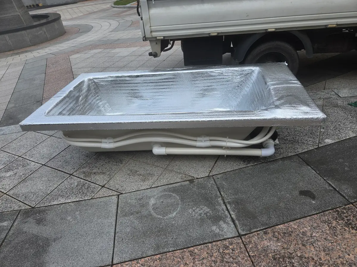 월풀욕조 설치 반입한 새 월풀욕조(설치 전)